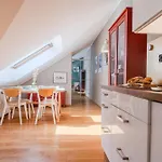 Castle View - Spacious - By Rentujemy 公寓